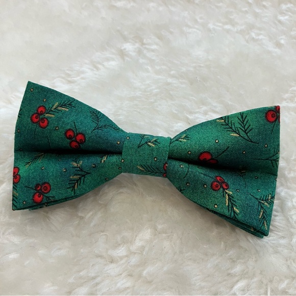 Pet Bowtie in a Green Christmas Holly - Picture 12 of 12